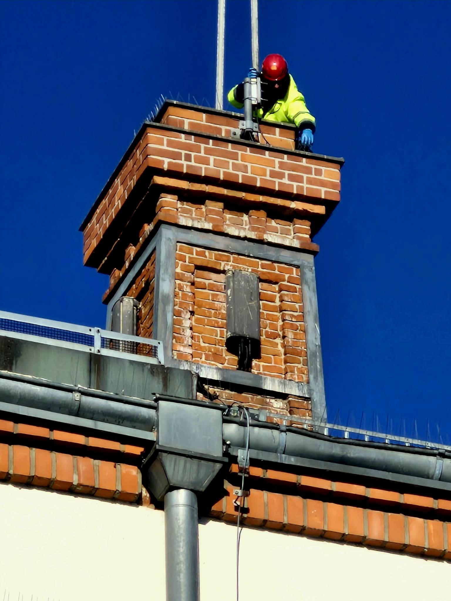 Alpinista na kominie — prace wysokościowe